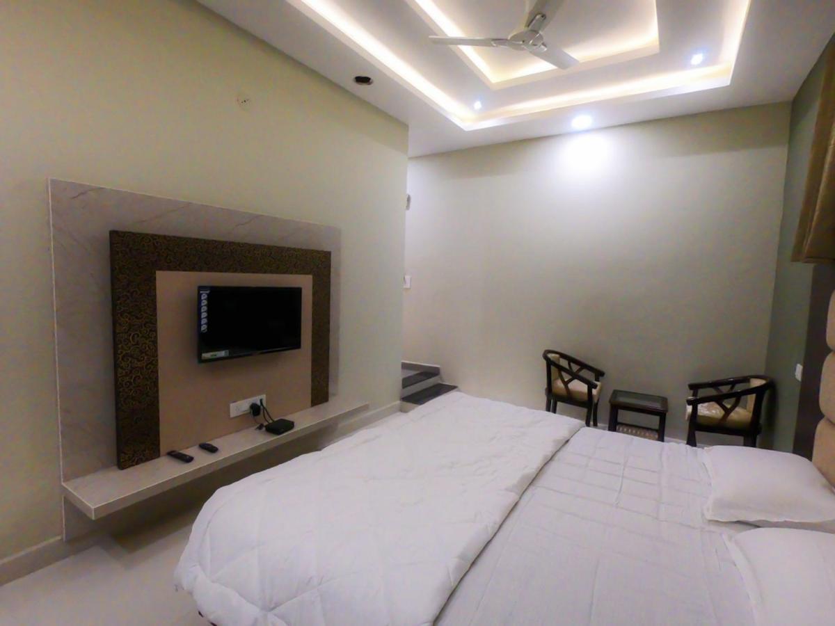 Hoshangabad Hotel Meenakshi מראה חיצוני תמונה